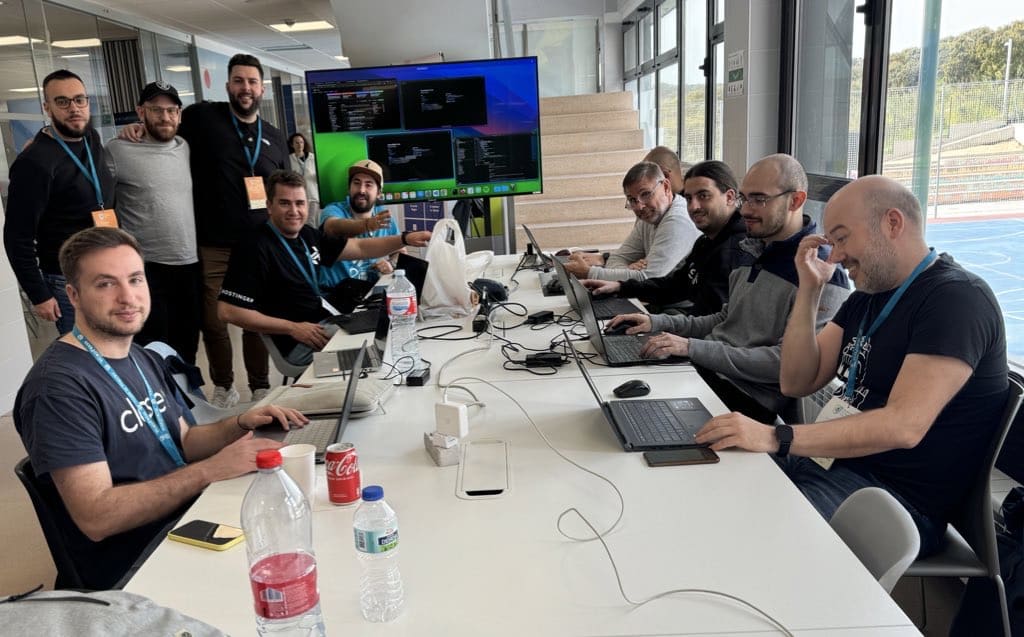 Developers collaborating on the plugins table at WordCamp Torrelodones.